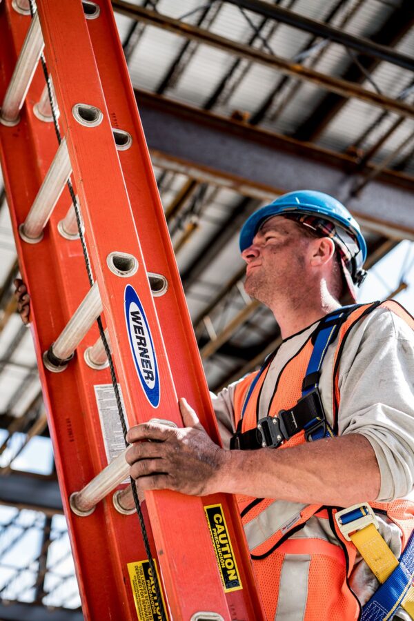 Werner D6200-2 24-Feet Fiberglass Type 1A - 300 lbs. Load Capacity Extension ladder - Image 9