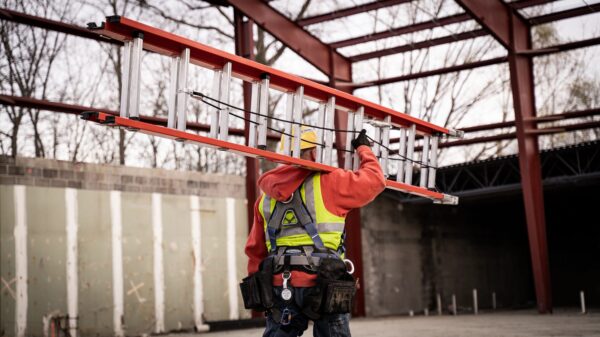 Werner D6200-2 24-Feet Fiberglass Type 1A - 300 lbs. Load Capacity Extension ladder - Image 8