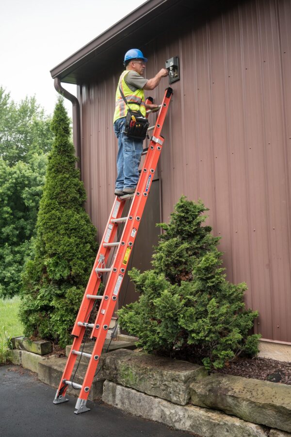 Werner D6200-2 24-Feet Fiberglass Type 1A - 300 lbs. Load Capacity Extension ladder - Image 3