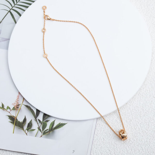 Toxse Parentesi Necklace Pink Gold - Image 5