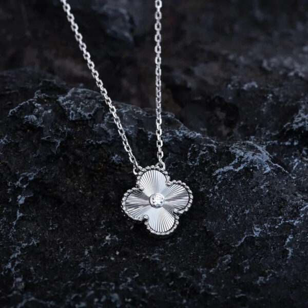 Toxse Clover Necklace Silver - Image 6