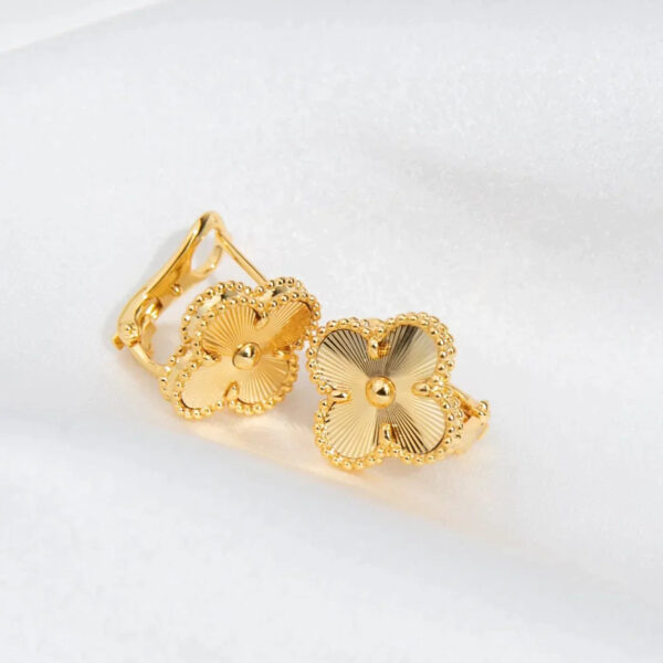 Toxse Vintage Clover Earrings Gold - Image 6