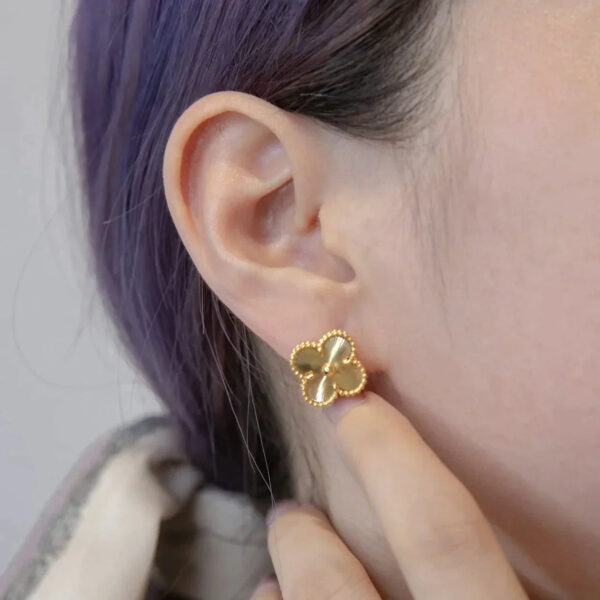 Toxse Vintage Clover Earrings Gold - Image 8