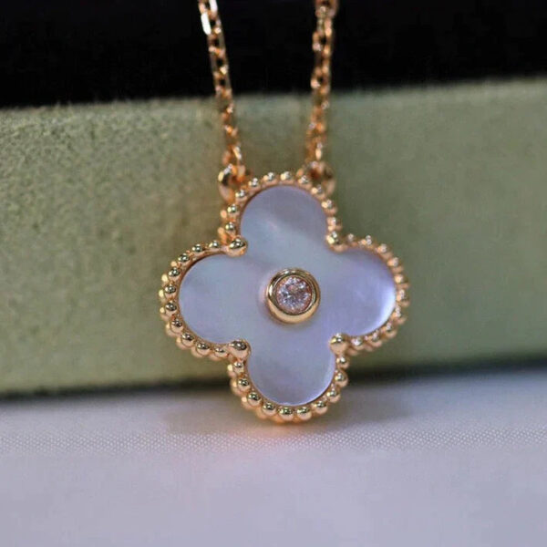Toxse Clover Necklace Gold Diamond - Image 4