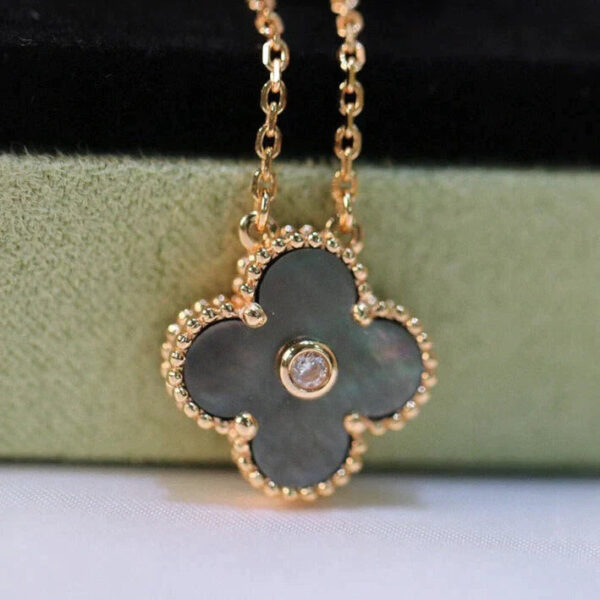 Toxse Clover Necklace Gold Diamond - Image 5