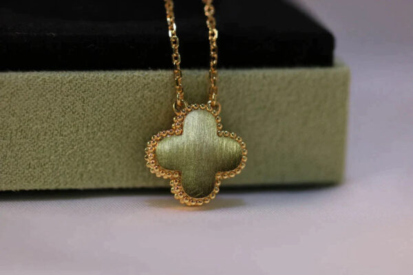 Toxse Clover Necklace Gold Diamond Carnelian - Image 5
