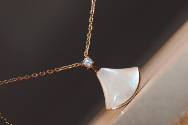 Toxse Dream Necklace White Mop Pink Gold 1 Diamond - Image 4