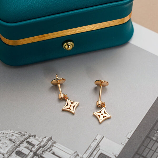 Toxse Star Earrings Gold - Image 4