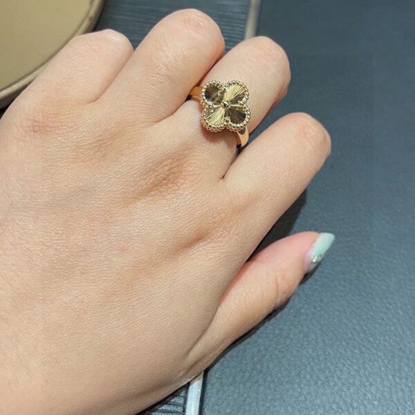 Toxse Guilloche Vintage Alhambra Ring - Image 3