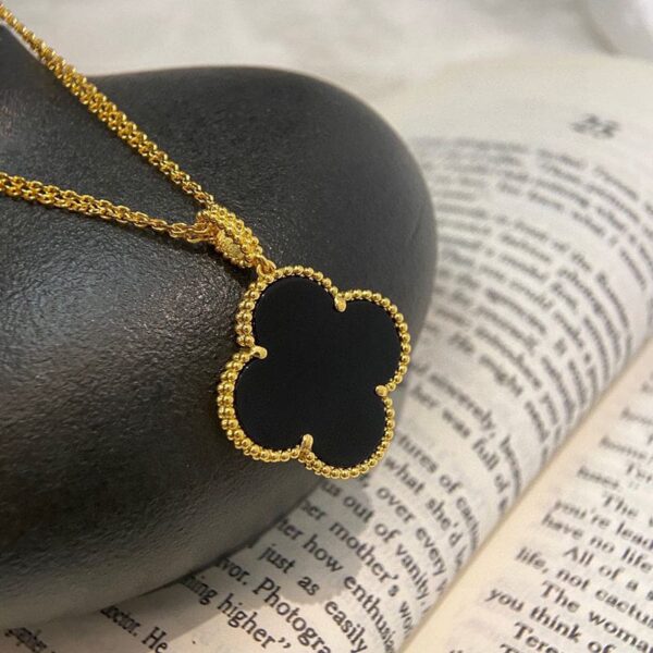 Toxse Magic Alhambra One Motifs Black Clover Necklace - Image 3