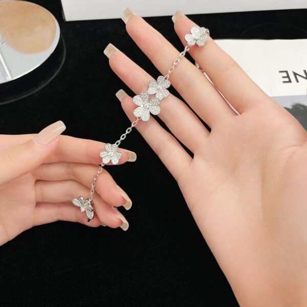 Toxse Frivole 5 Flowers Diamonds Clover Bracelet - Image 3
