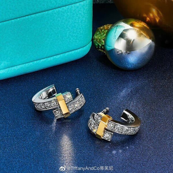 Toxse Edge Hoop Diamonds Earrings - Image 2