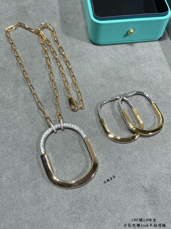 Toxse T - Jewelry Lock With White Diamond Necklace - Image 3