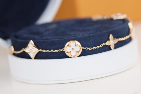 Toxse  Leaf Clover Bracelet - Image 4