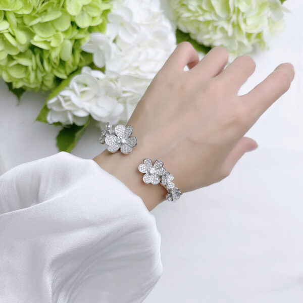Toxse Frivole Seven Flowers Diamonds Bracelet - Image 4