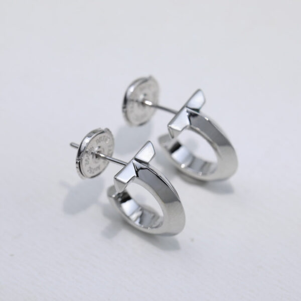 Toxse Plain T Hoop Earrings - Image 4