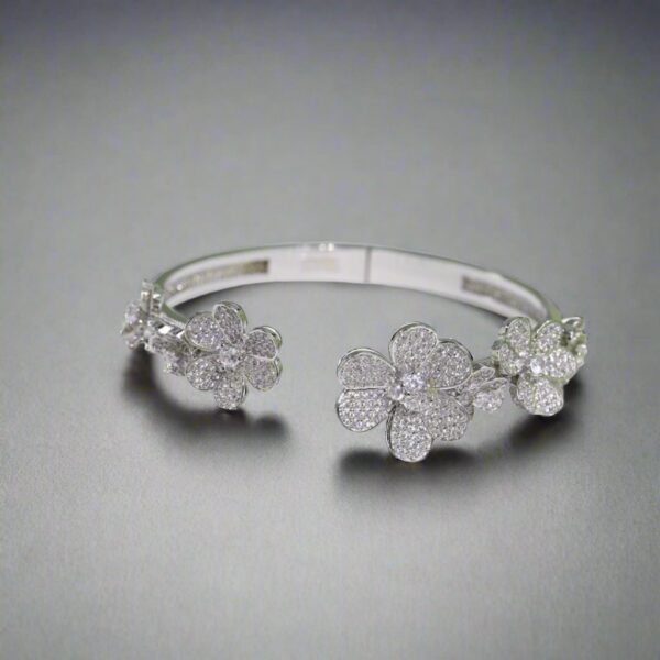 Toxse Frivole Seven Flowers Diamonds Bracelet - Image 3