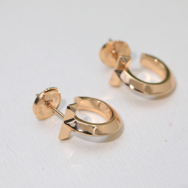 Toxse Plain T Hoop Earrings - Image 7
