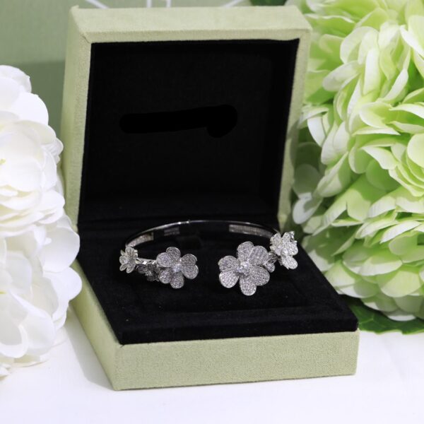 Toxse Frivole Seven Flowers Diamonds Bracelet - Image 8