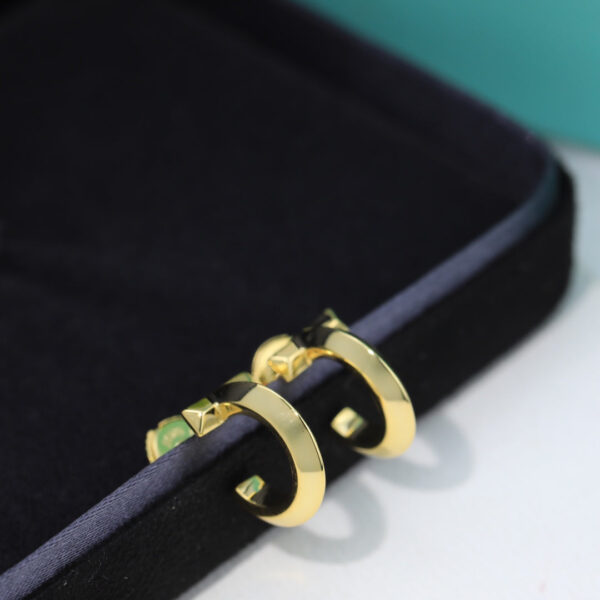Toxse Plain T Hoop Earrings - Image 9