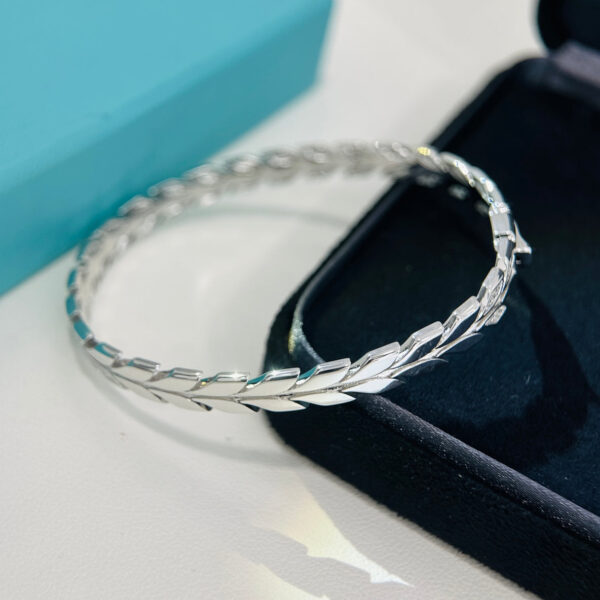 Toxse Victoria Vine Diamond Hinged Bracelet - Image 8