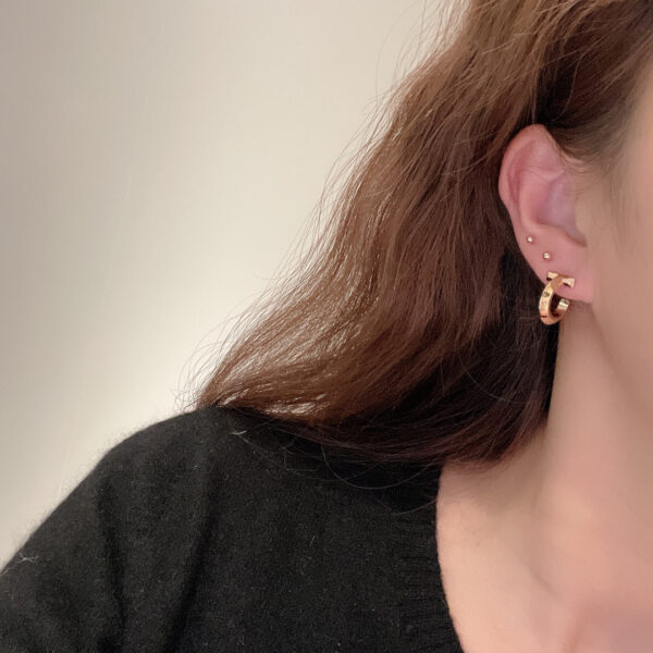 Toxse Plain T Hoop Earrings - Image 8