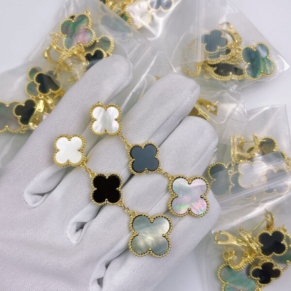Toxse Magic Alhambra Three Pearls Motifs Earrings - Image 8